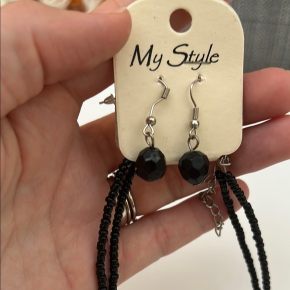 Elegant Black and White Beaded Necklace - Picture 3 of 9